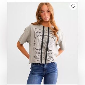 Buckle Goodie Two Sleeves Moonshiners Chain
Cropped T-Shirt - Sz large